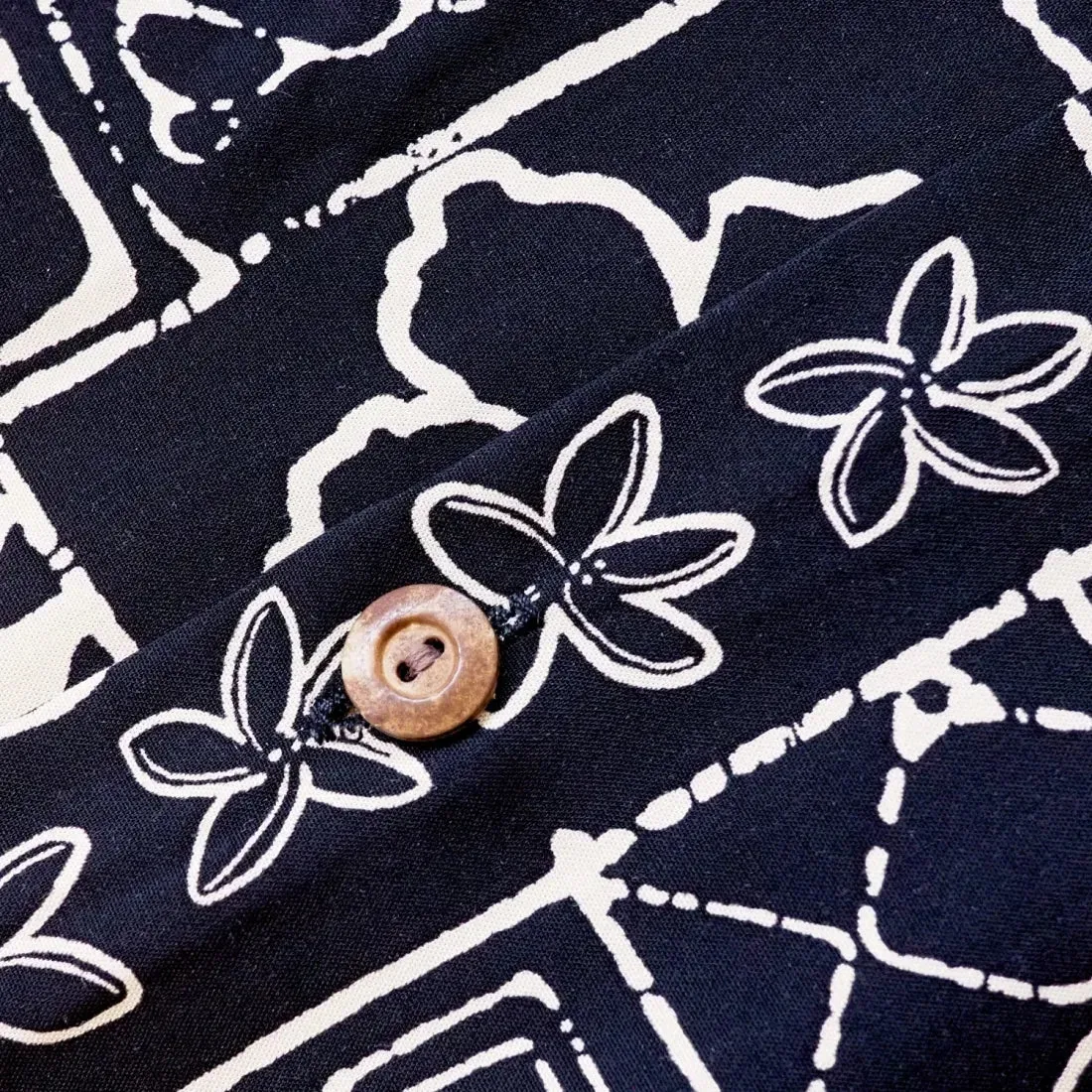 Kaka'ako Black Hawaiian Rayon Shirt